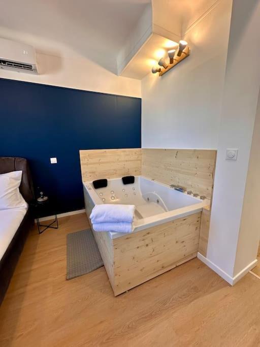 Britich 3D: Suite Spa Prive, Clim, Thermal/Artem น็องซี ภายนอก รูปภาพ